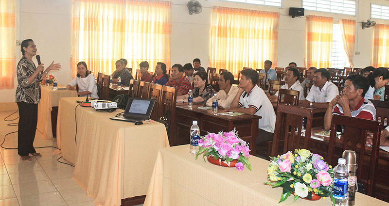 Tiến sĩ Võ Mai, Phó Chủ tịch Hội Làm vườn Việt Nam hướng dẫn cho nông dân tại lớp tập huấn về quy trình sản xuất trái cây theo VietGAP. Ảnh: KHÁNH TRUNG