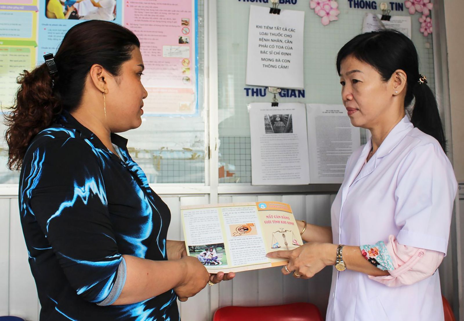 Trưởng Trạm Y tế phường Cái Khế tuyên truyền kiến thức chăm sóc sức khỏe sinh sản cho chị em. Ảnh: THU SƯƠNG