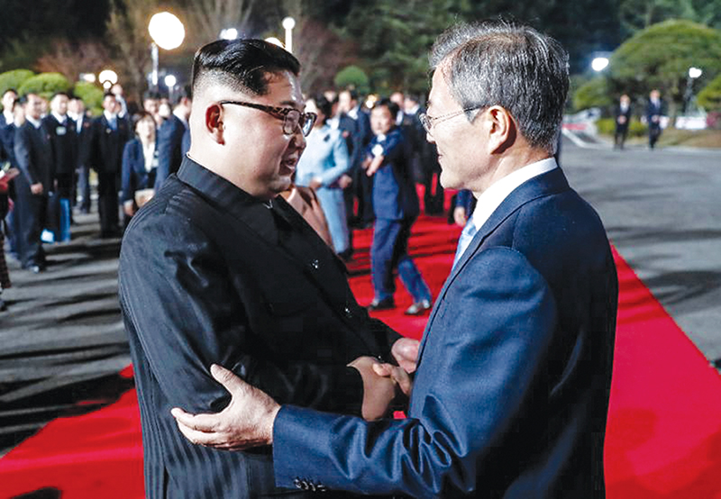 Hai nhà lãnh đạo Triều Tiên (trái) và Hàn Quốc nói lời chia tay tại buổi lễ tối 27-4. Ảnh: AFP