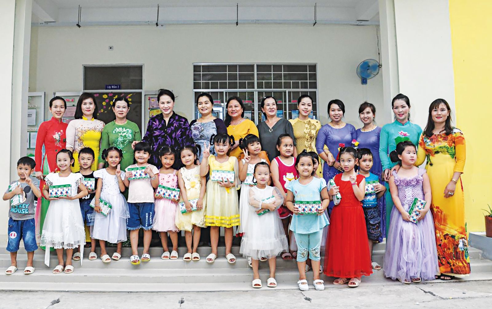 Chủ tịch QH Nguyễn Thị Kim Ngân chụp hình lưu niệm với giáo viên, học sinh Trường Mầm non Hưng Thạnh.