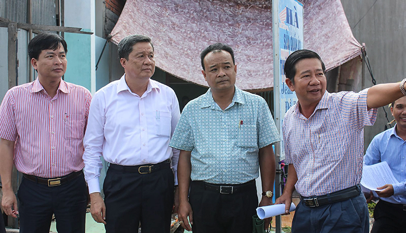 Ông Phạm Văn Hiểu, Phó Bí thư Thường trực Thành ủy, Chủ tịch HĐND TP Cần Thơ (thứ 2, bên trái qua) kiểm tra công trình 2 cầu Rạch Nhum và Rạch Tra. Ảnh: ANH KHOA