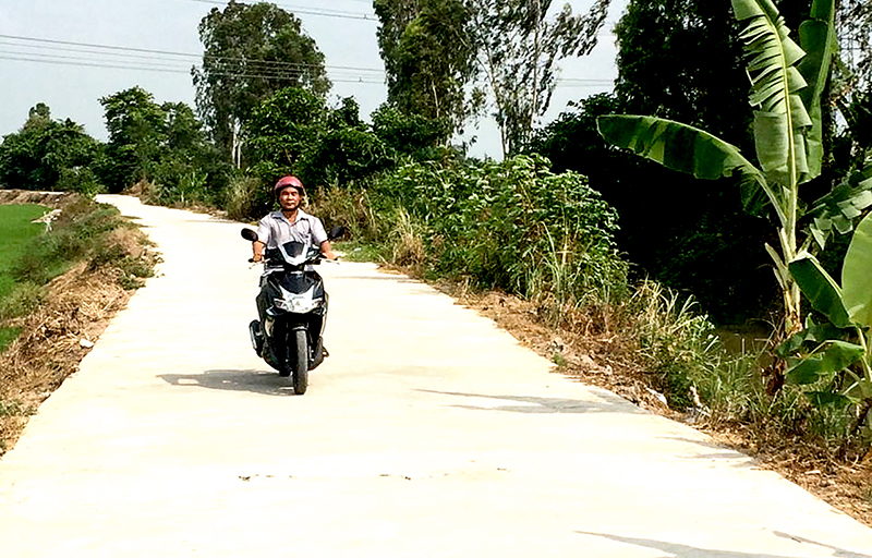 Người dân khu vực Tân Phước phấn khởi lưu thông trên tuyến đường bê tông kiên cố. Ảnh: K.V