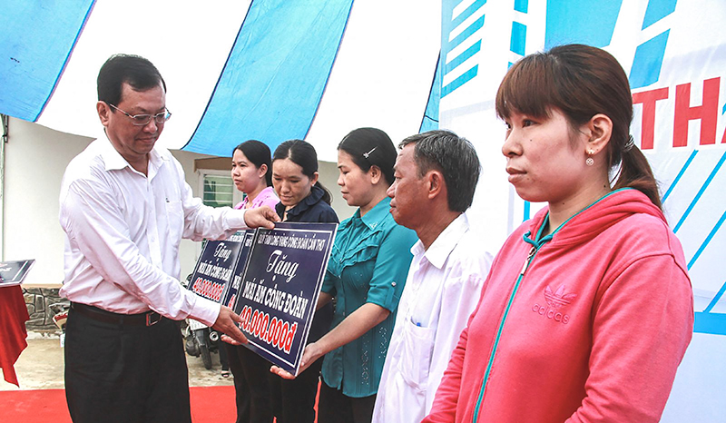 Đồng chí Trần Văn Tám, Chủ tịch LĐLĐ TP Cần Thơ tặng “Mái ấm Công đoàn” cho người lao động khó khăn về nhà ở.