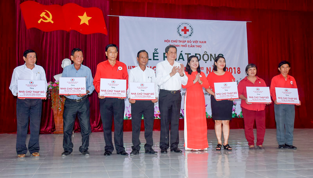 Ông Phạm Văn Hiểu, Phó Bí thư Thường trực Thành ủy, Chủ tịch HĐND TP Cần Thơ và bà Huỳnh Thanh Thảo, Chủ tịch Hội CTĐ TP Cần Thơ trao bảng tượng trưng 7 căn Nhà CTĐ cho Hội CTĐ các quận, huyện, tổng trị giá 314 triệu đồng, do Công ty TNHH Nhà nước MTV Xổ số kiến thiết Cần Thơ và Chi hội trợ táng tình người Hà Nội tài trợ.