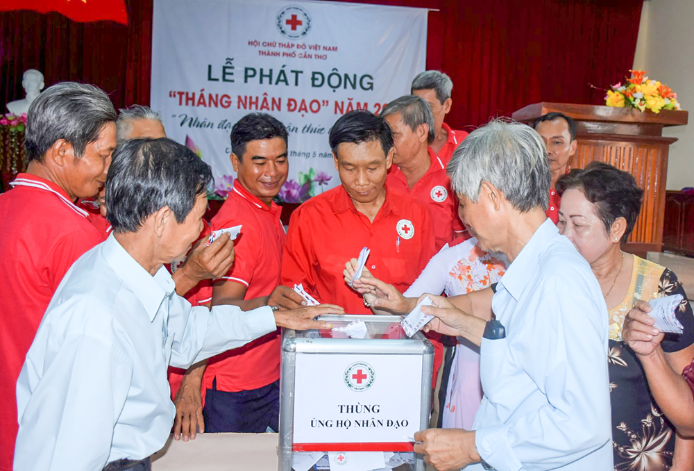 Các tổ chức, cá nhân đóng góp trên 17 triệu đồng cho quỹ sổ vàng nhân đạo tại lễ phát động.