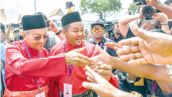 Thủ lĩnh đối lập Mahathir (trái) cùng những người ủng hộ. Ảnh: Xinhua