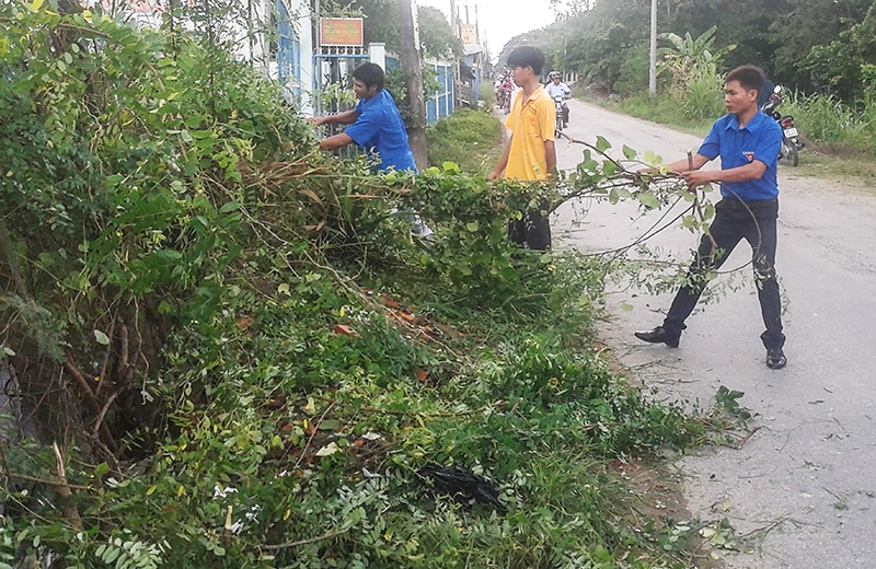 Đoàn viên thanh niên quận Ô Môn phát quang bụi rậm các tuyến đường. Ảnh: CTV