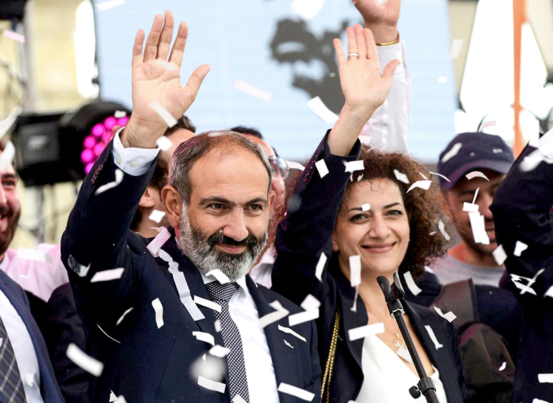 Ông Nikol Pashinyan (trái) cùng vợ sau khi đắc cử thủ tướng. Ảnh: Reuters