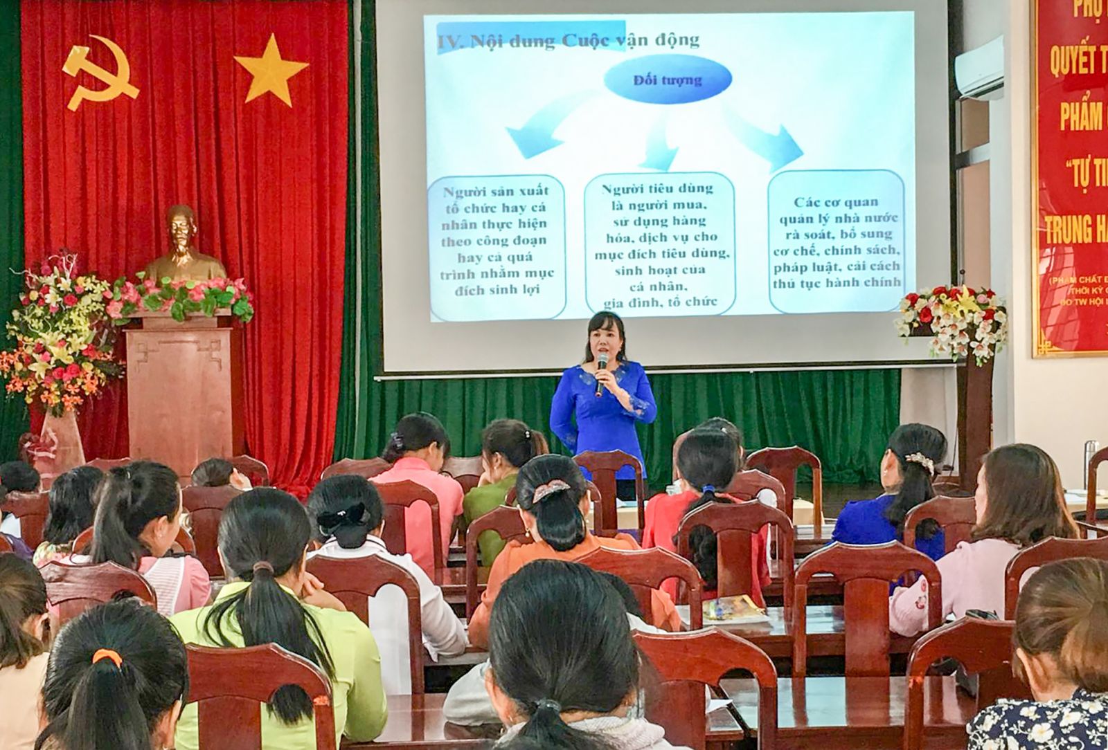 Bà Võ Kim Thoa, Phó Chủ tịch Thường trực Hội LHPN TP Cần Thơ, thuyết trình tại buổi tập huấn Cuộc vận động. Ảnh: KHÁNH NAM