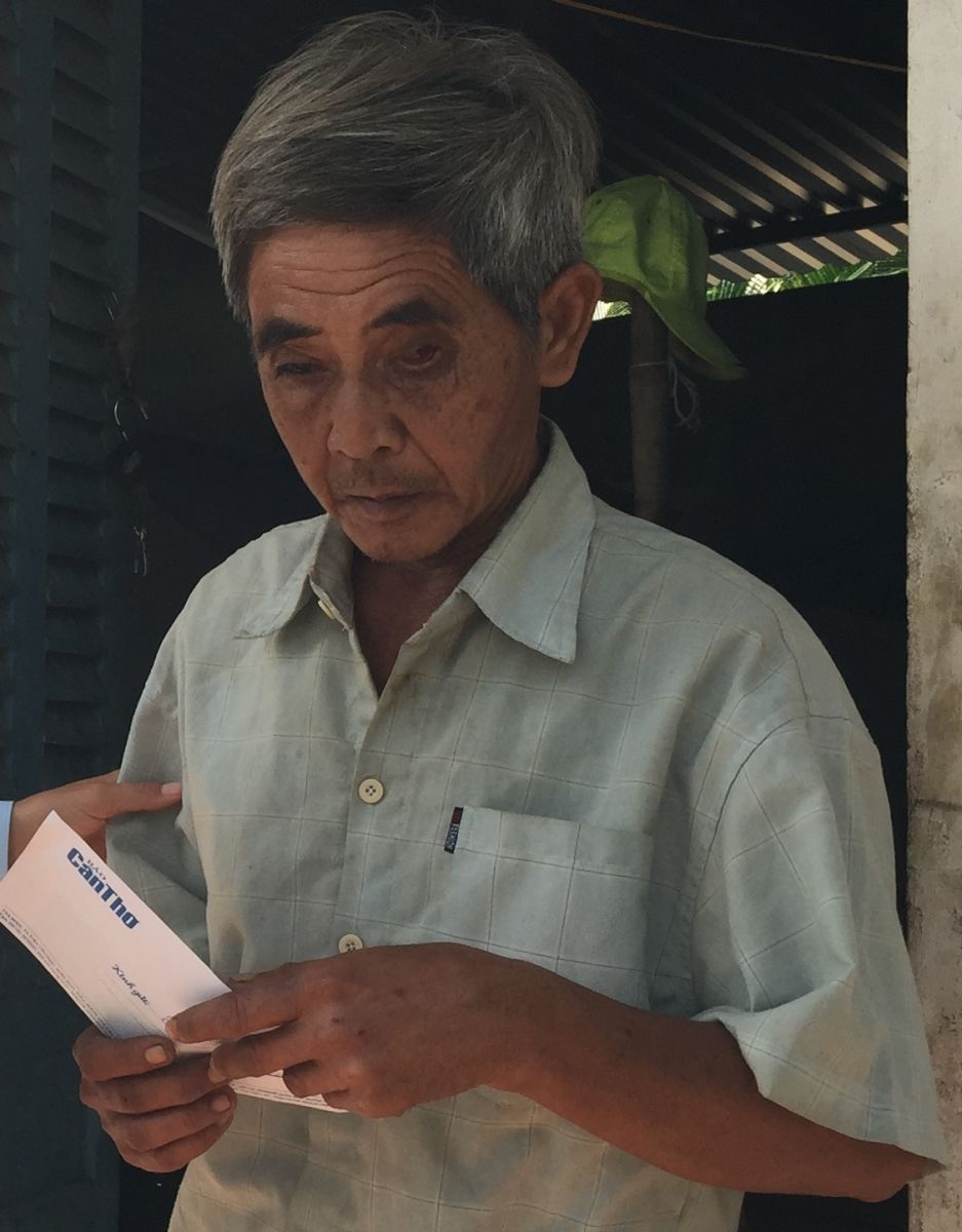 Trao tiền từ thiện