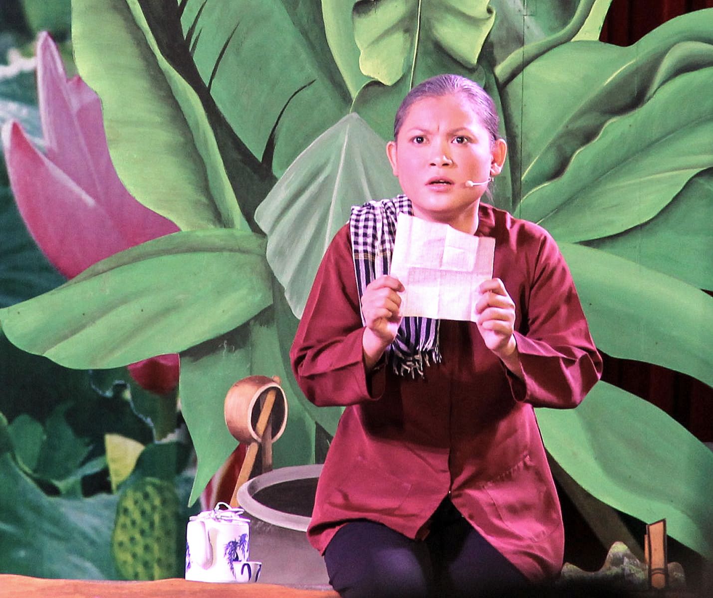 Nghệ sĩ Hồng Thủy (Đoàn Cải lương Tây Đô) trên sân khấu Giải thưởng Trần Hữu Trang 2014. Ảnh: DUY KHÔI
