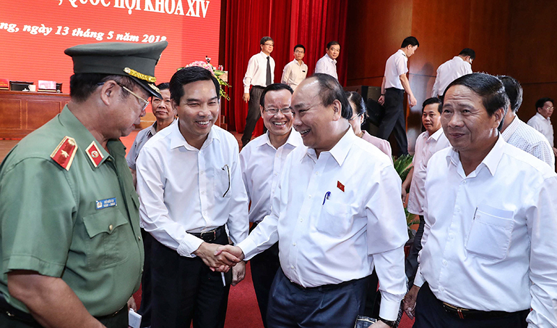 Thủ tướng Nguyễn Xuân Phúc và các cử tri quận Hồng Bàng. Ảnh: THỐNG NHẤT (TTXVN)