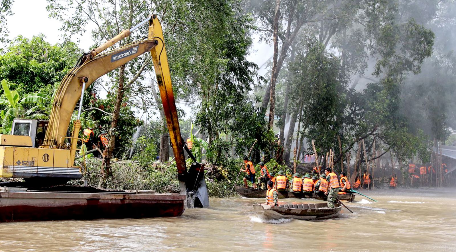 Lực lượng cứu hộ TP Cần Thơ được tập huấn khi mưa lớn gây sạt lở bờ sông. Ảnh: HÀ VĂN