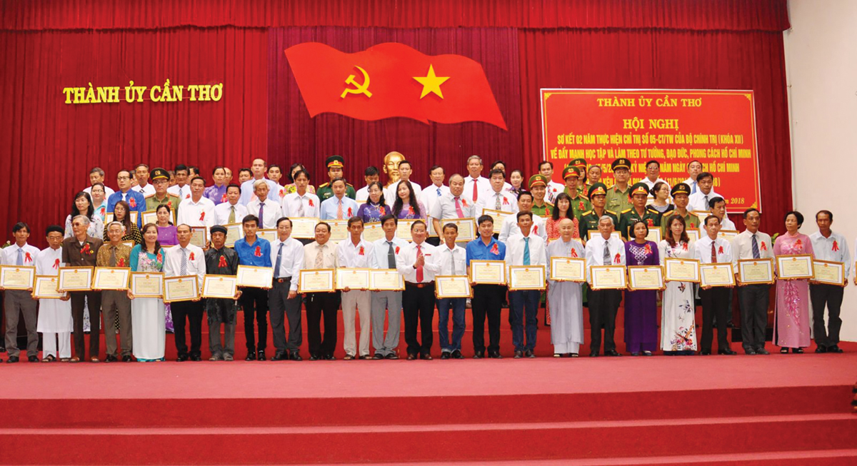 Xây dựng phong cách, tác phong công tác của người đứng đầu, cán bộ, đảng viên theo gương Bác