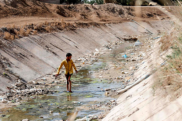 Một con kênh cạn nước ở miền Nam Iraq. Ảnh: Guardian