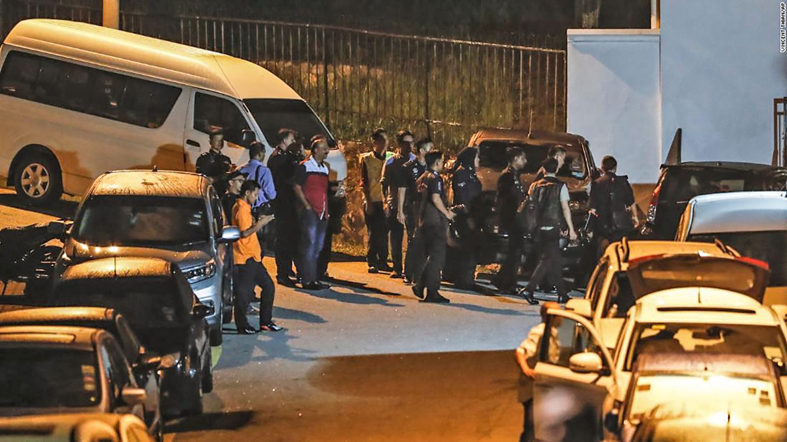 Cảnh sát bên ngoài tư dinh của ông Najib tối 16-5.