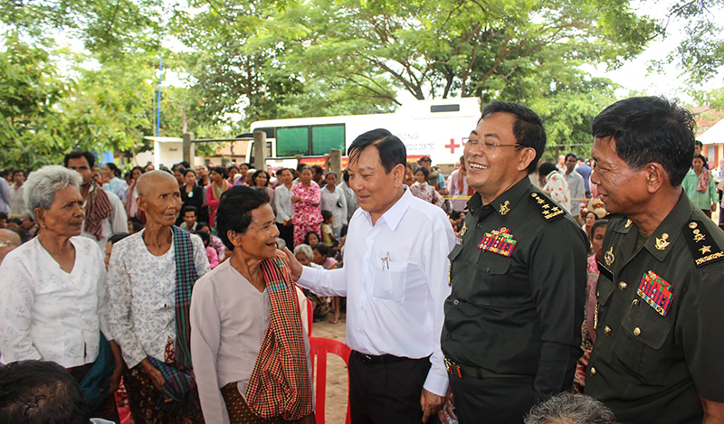 Thiếu tướng Vũ Cao Quân và các tướng lĩnh quân đội Hoàng gia Campuchia thăm hỏi người dân Campuchia tại buổi khám bệnh ở Udong.