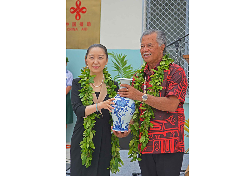 Đại sứ Trung Quốc Wu Xi (trái) và Thủ tướng Đảo Cook Henry Puna tại lễ khánh thành dự án xây dựng trường học Apii Nikao. Ảnh: Cookislandsnews