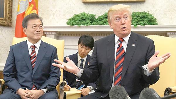 Ông Trump cảnh báo có thể hoãn thượng đỉnh Mỹ -Triều Tổng thống Trump (phải) tiếp lãnh đạo Hàn Quốc tại Nhà Trắng. Ảnh: CNN
