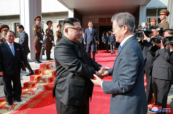 Nhà lãnh đạo Triều Tiên Kim Jong-un (trái) và Tổng thống Hàn Quốc Moon Jae-in tại cuộc gặp thượng đỉnh lần hai hôm 26-5. Ảnh: KCNA/AP