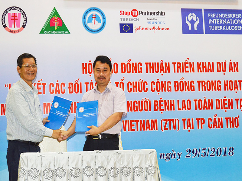 Bác sĩ Trần Mạnh Hồng (bên phải) ký hợp đồng trách nhiệm triển khai dự án với PGS.TS Lê Văn Hợi. Ảnh: H.HOA