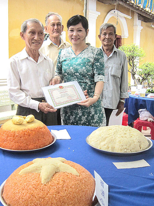 Ông Thái Văn Phép (bìa trái) nhận giải Nhất trong hội thi mâm xôi ngọt tại lễ Kỳ yên Hạ Điền Đình Bình Thủy. Ảnh: CÁT ĐẰNG