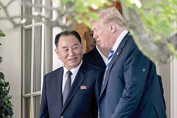 Tổng thống Trump và đặc  phái viên Triều Tiên Kim Yong-chol tại Nhà Trắng hôm 1-6. Ảnh: AP