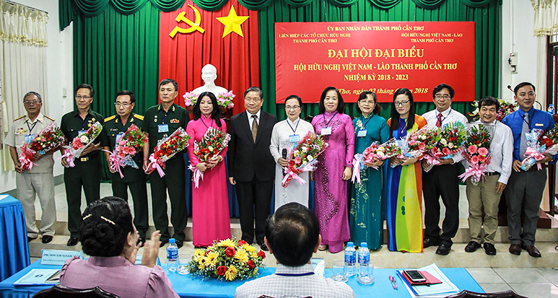 Các đại biểu chụp ảnh lưu niệm cùng Ban Chấp hành HHN Việt Nam - Lào TP Cần Thơ, nhiệm kỳ 2018 - 2023.