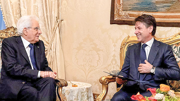 Tổng thống Ý Sergio Mattarella (trái) và tân Thủ tướng Giuseppe Conte.