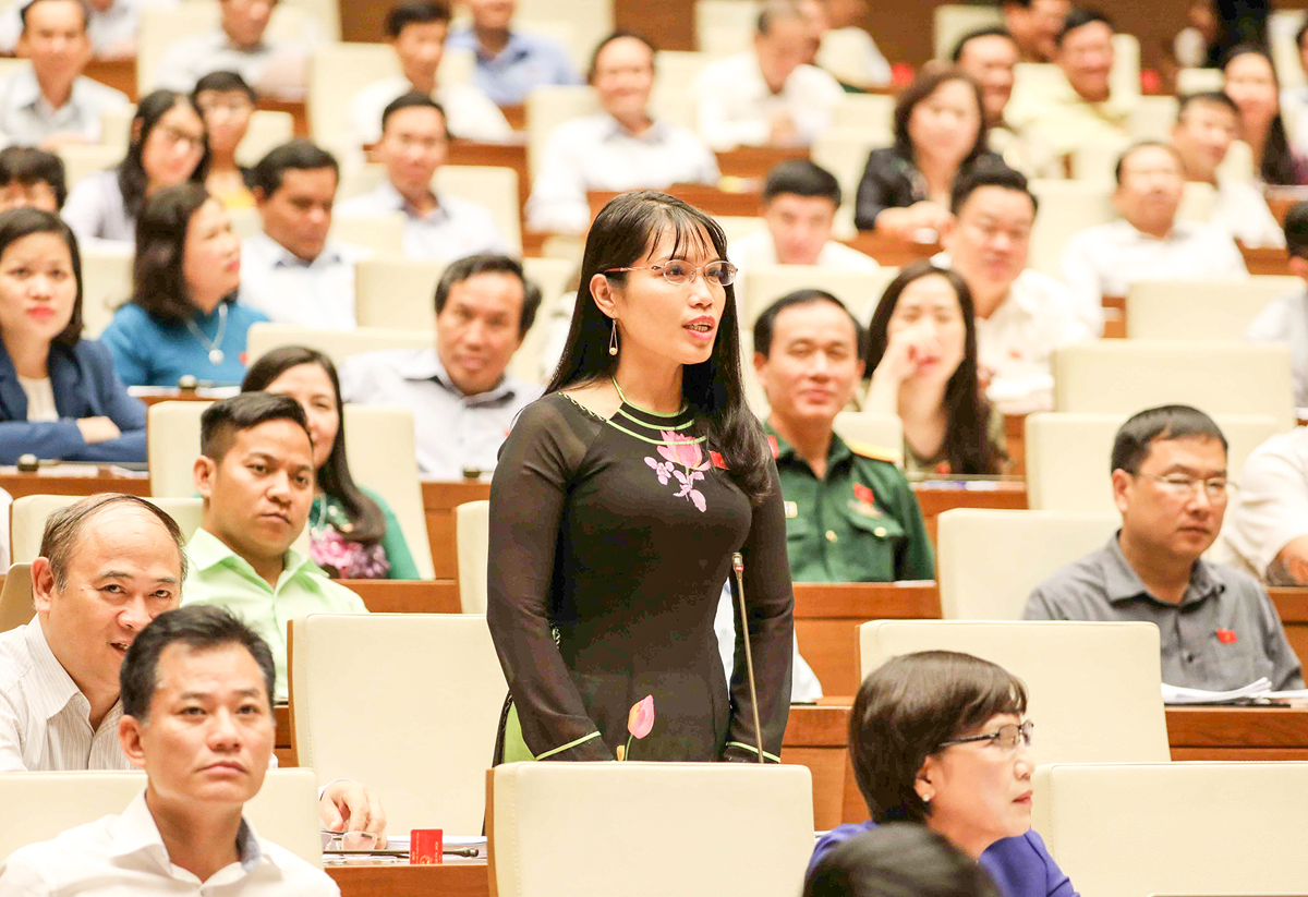 Bộ trưởng Lao động - Thương binh và Xã hội,
Bộ trưởng Tài nguyên Môi trường trả lời chất vấn