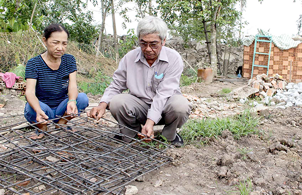 Ông Trương Hoàng Thiệt giám sát tiến độ xây dựng nhà cho bà Nguyễn Thị Lan.