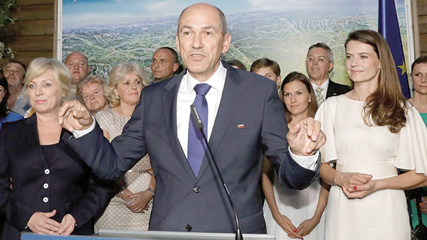 Chủ tịch SDS Janez Jansa phát biểu trong cuộc họp báo sau khi có kết quả bầu cử. Ảnh: EPA