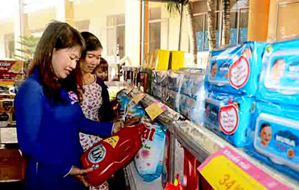 Nhiều chị em hội viên Hội Liên hiệp Phụ nữ huyện Thới Lai đến tham quan và tìm hiểu sản phẩm của thương hiệu Việt tại phiên chợ đưa hàng Việt về nông thôn ở thị trấn Thới Lai. Ảnh: M.H
