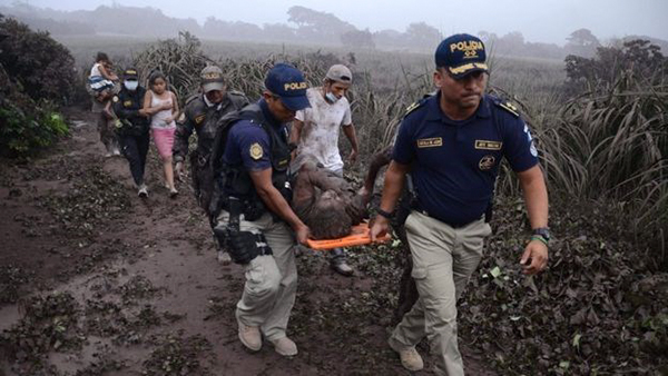 Vận chuyển người bị thương sau khi núi lửa phun trào. Nguồn: AFP