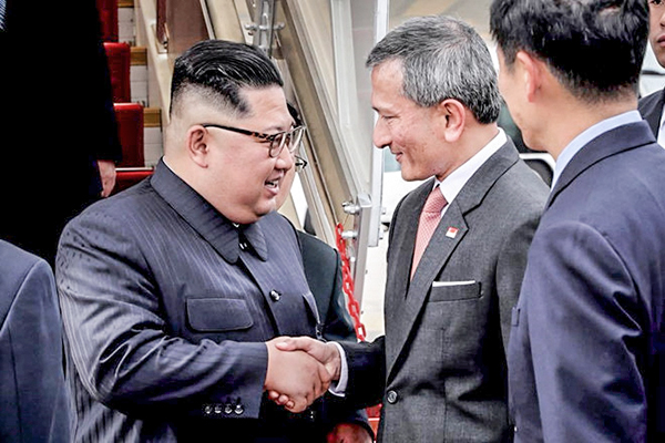 Ông Kim Jong-un (trái) bắt tay Ngoại trưởng Singapore Vivian Balakrishnan tại Sân bay Changi. Ảnh: Straits Times