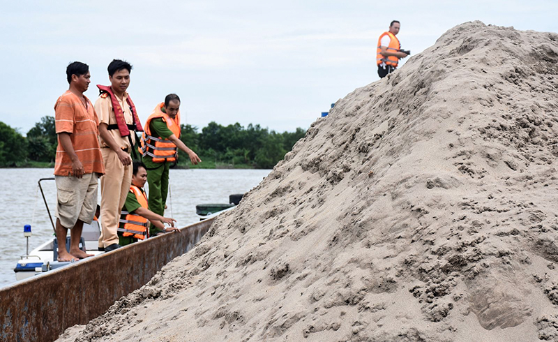 Cảnh sát đường thủy và Cảnh sát môi trường kiểm tra phương tiện vận chuyển cát trên tuyến sông Hậu, ngày 10-6-2018. Ảnh:  X.ĐÀO