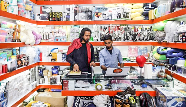Một cửa hiệu bán hàng trực tuyến ở Kabul.  Ảnh: Reuters