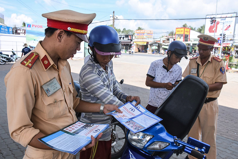 Nhiều giải pháp kiềm chế
tai nạn giao thông CSGT Công an quận Ô Môn phát tờ rơi tuyên truyền Luật Giao thông đường bộ cho người tham gia giao thông trên tuyến đường Tôn Đức Thắng. Ảnh: XUÂN ĐÀO