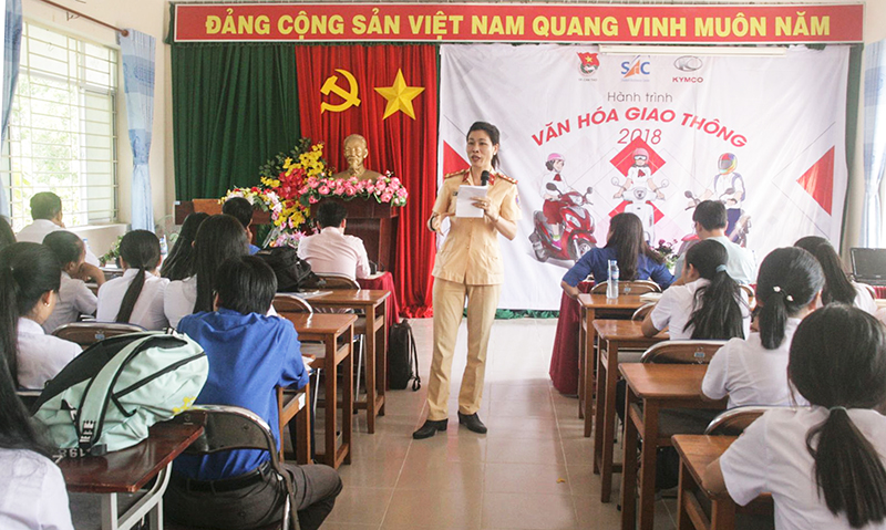 Học sinh Trường THPT Bình Thủy, quận Bình Thủy nghe phổ biến, tuyên truyền Luật Giao thông đường bộ. Ảnh: Q. THÁI