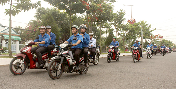 Vĩnh Thạnh phấn đấu giảm tai nạn giao thông Đoàn viên thanh niên huyện Vĩnh Thạnh diễu hành tuyên truyền về an toàn giao thông trong Lễ ra quân Năm An toàn giao thông 2018. Ảnh: PHẠM TRUNG