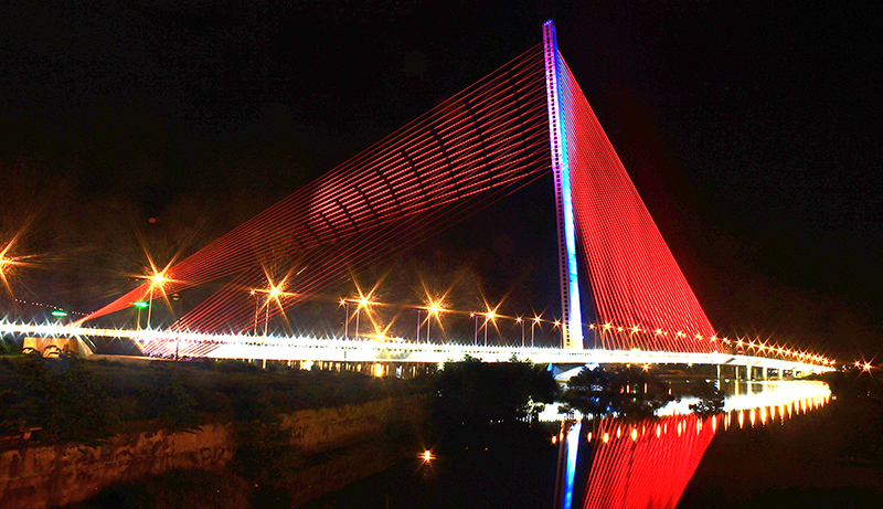 Cầu Trần Thị Lý mang dáng dấp cánh buồm no gió vươn ra biển. Ảnh: DU MIÊN