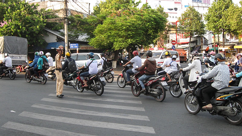 Người dân chấp hành nghiêm sự điều tiết của cảnh sát giao thông giờ tan tầm tại giao lộ Mậu Thân - 3 Tháng 2. Ảnh: KIỀU CHINH