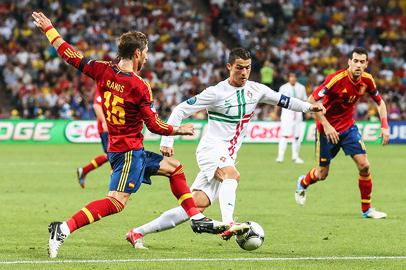 Ramos (trái) và Ronaldo (giữa), những đồng đội tại Real Madrid sẽ trở thành đối thủ khi trở lại tuyển quốc gia. Ảnh: Getty
