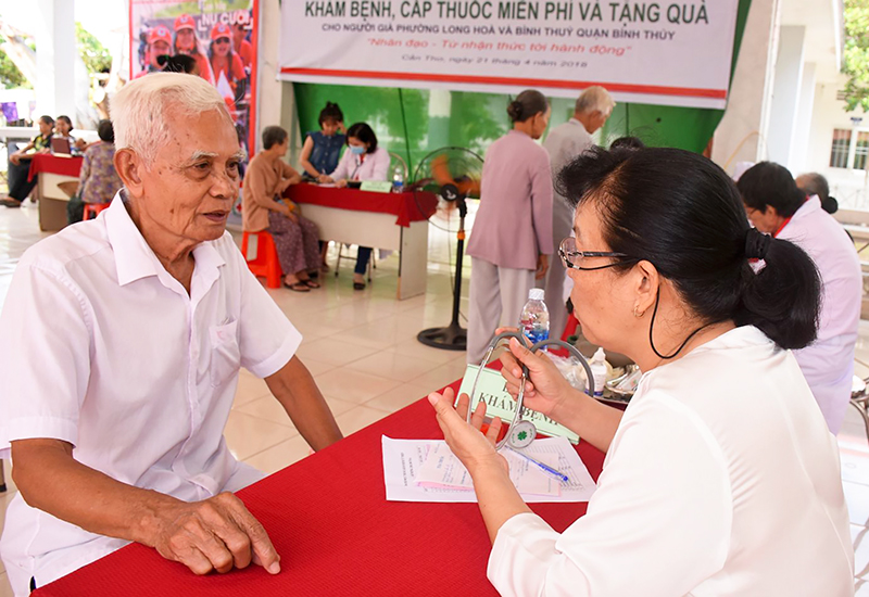 Các cụ cao tuổi ở quận Bình Thủy được khám bệnh, cấp thuốc miễn phí tại Trung tâm nuôi dưỡng người già và trẻ em không nơi nương tựa TP Cần Thơ. Ảnh: X.ĐÀO      