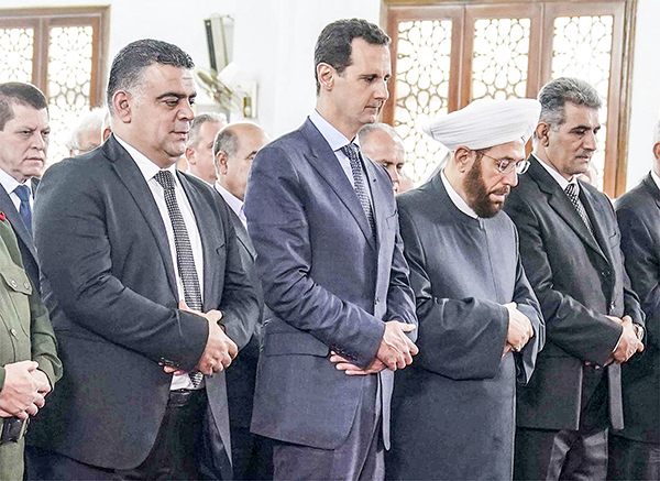 Tổng thống Assad tham dự lễ cầu nguyện Eid al-Fitr. Ảnh: Middle East Online