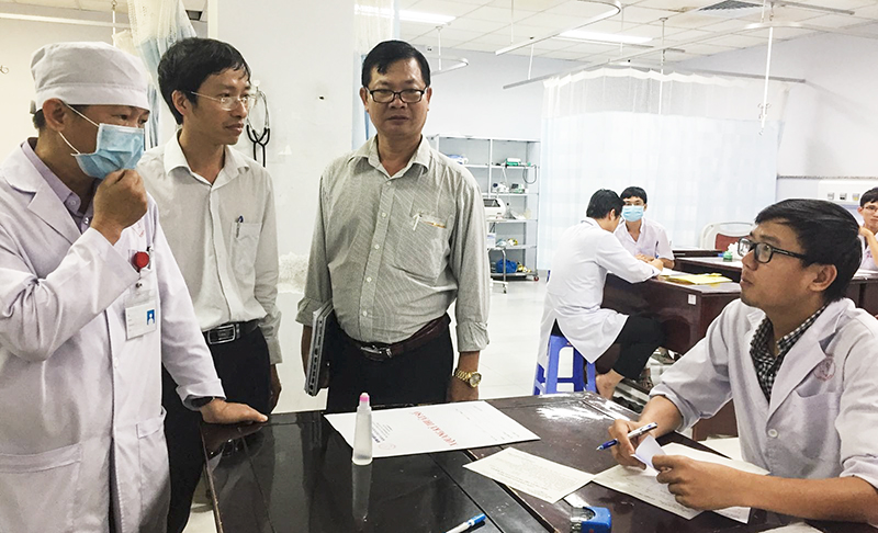 Viện trưởng Phan Trọng Lân (bên trái, thứ hai) trao đổi cùng các bác sĩ ở Bệnh viện Đa khoa TP Cần Thơ. Ảnh: HUỆ HOA