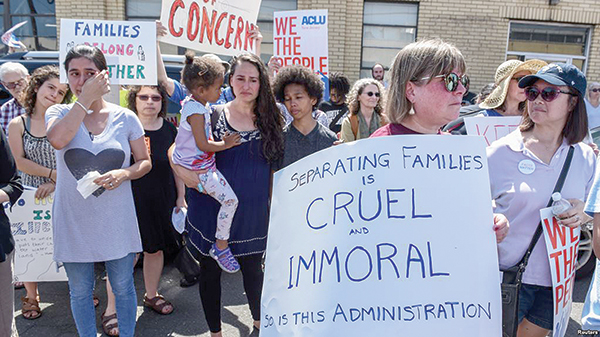 Người biểu tình bên ngoài trụ sở Bộ An ninh Nội địa Mỹ tại bang New Jersey hôm 17-6. Ảnh: Reuters