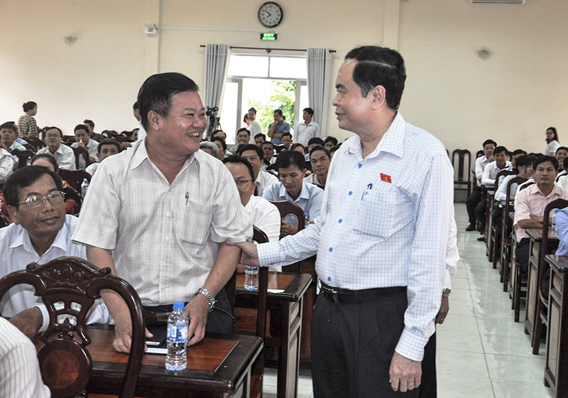 Đồng chí Trần Thanh Mẫn, Bí thư Trung ương Đảng, Chủ tịch Ủy ban Trung ương MTTQVN thăm hỏi cử tri huyện Cờ Đỏ. Ảnh: ANH DŨNG