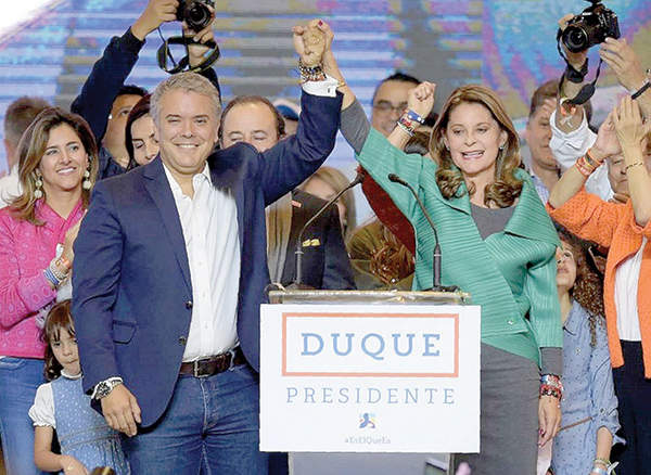 Tổng thống đắc cử Ivan Duque và bà Lucia Ramirez mừng chiến thắng ở Thủ đô  Bogota. Ảnh: AP