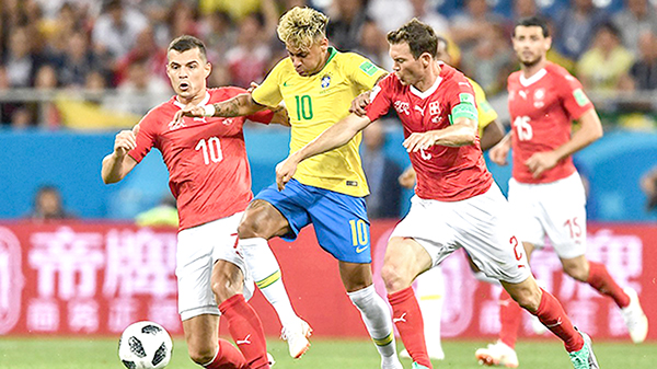 Neymar (số 10) bị kẹp chặt giữa hàng thủ Thụy Sĩ và Brazil bế tắc. Ảnh: Getty